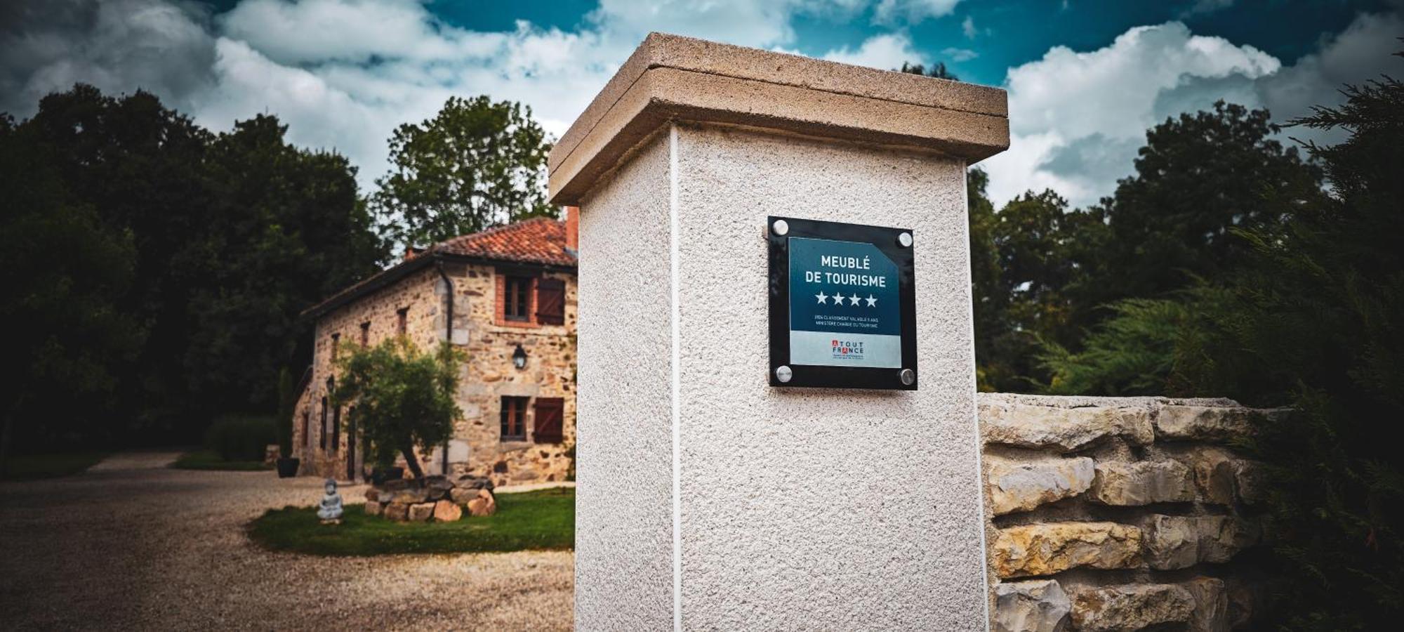 Tagibao Avec Piscine Chauffee Et Villa Lesterps